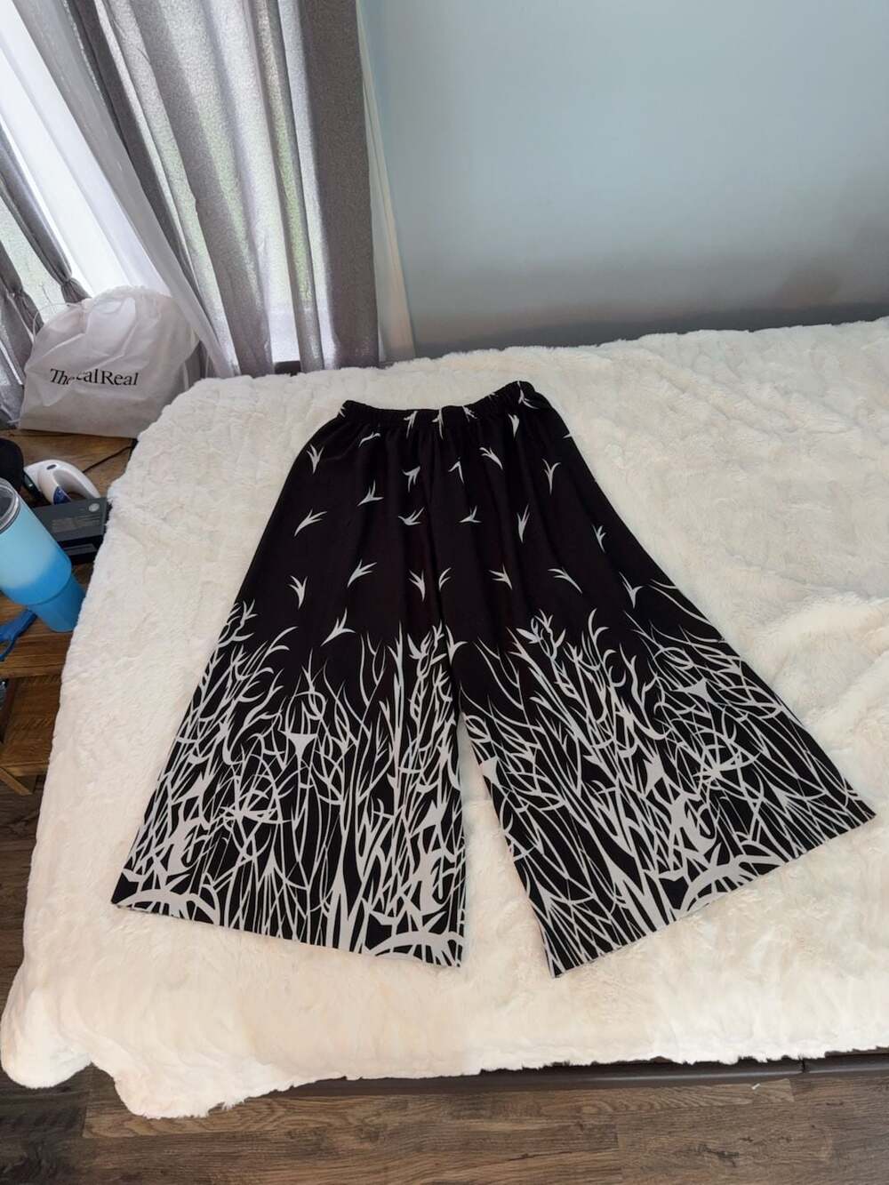 Soho Apparel Ltd. Size L Black and White Geometric Print Pants